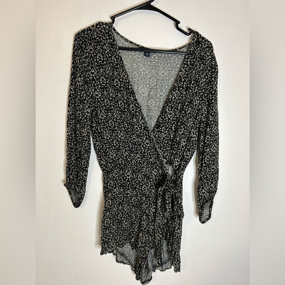 American Eagle Outfitters Black V Neck Vouse - Picture 1 of 5